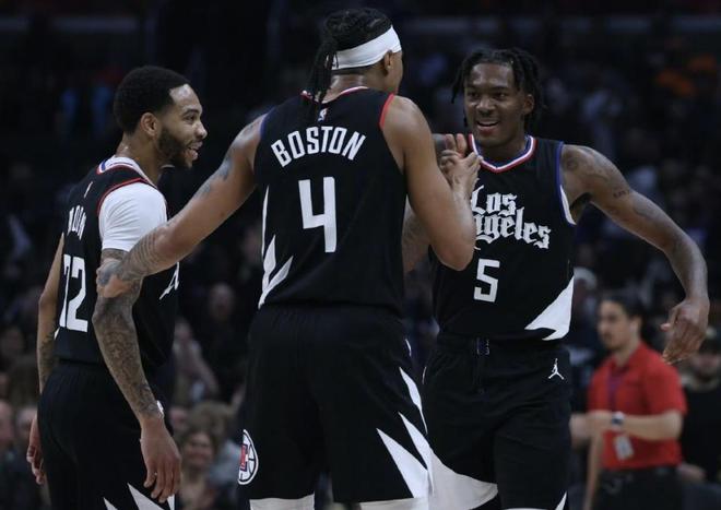 萨利巴：海因策帮了我们很多，他与我们的交流非常多（萨利巴：海因策对我们帮助很大，与我们沟通交流非常频繁）