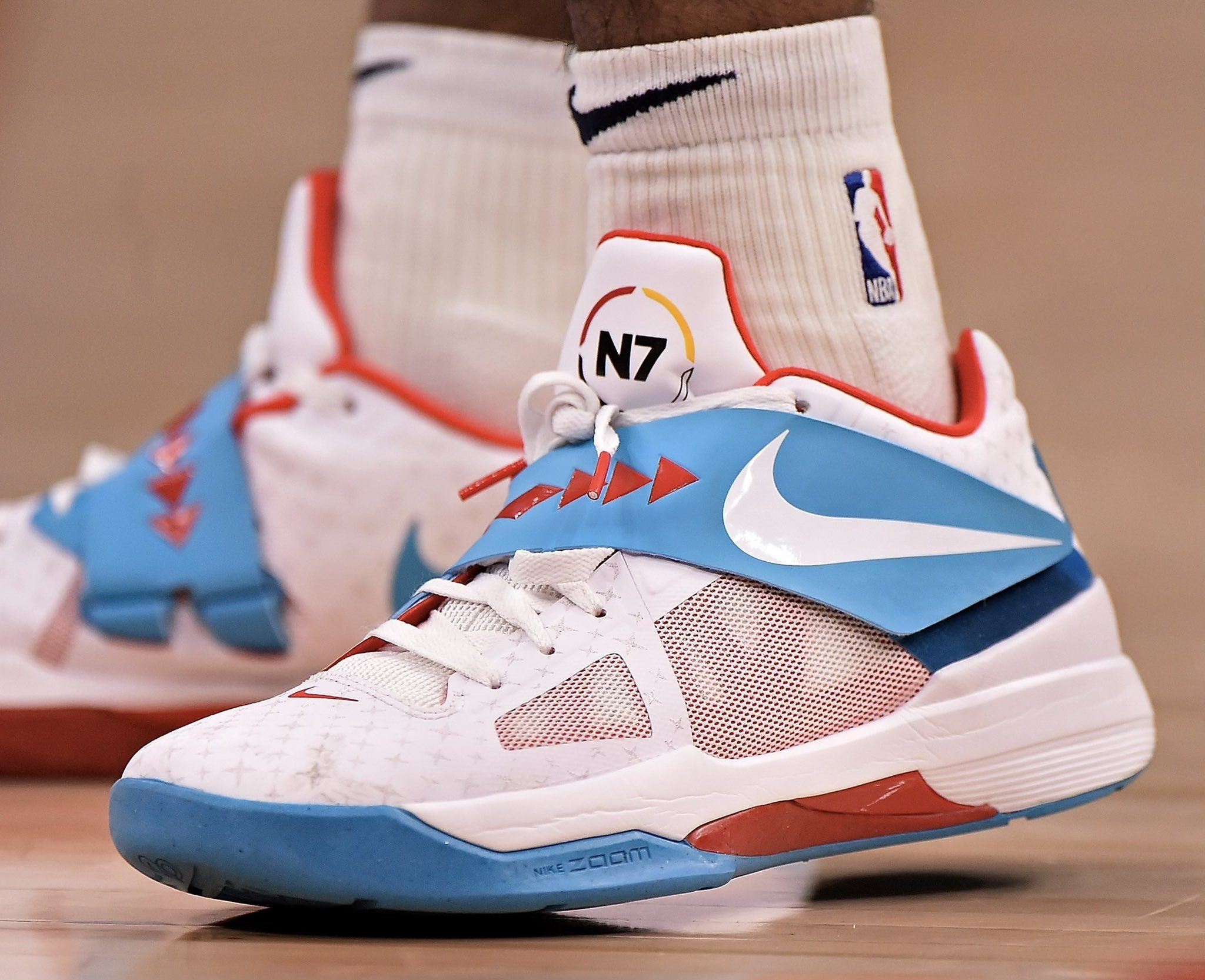 利物浦边锋强势发挥主宰比赛（利物浦翼锋火力全开统治全场）