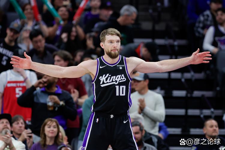 图赫尔：贝林独特的品质是能出现在9号位打进看似简单的进球（图赫尔称贝林的独到之处在于能化身9号位，打进看似轻松的进球）