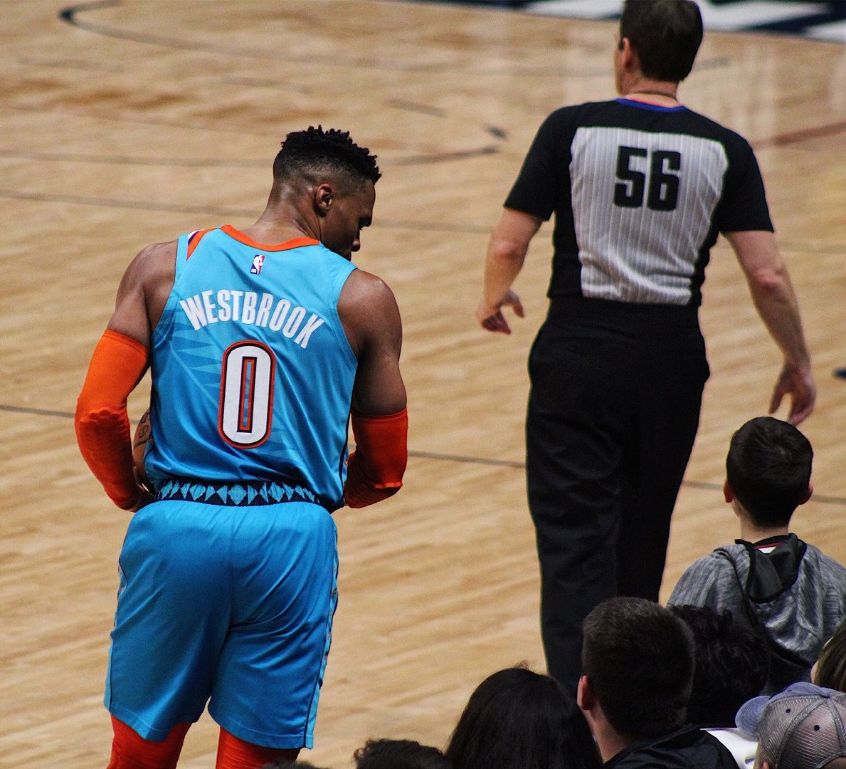 豪门后防崩溃，连续被打穿（豪门防线瓦解，连遭突破）